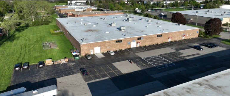 100 Chaddick Dr, Wheeling, IL à louer Photo du bâtiment- Image 1 de 7