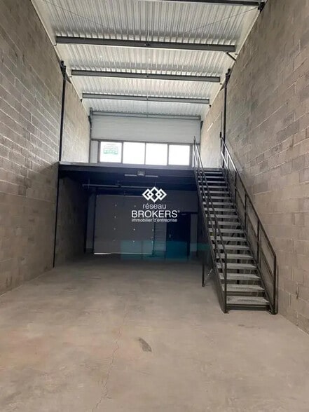 Flex in Voiron for lease - Interior Photo - Image 1 of 4