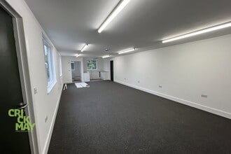 Deaks Lane, Haywards Heath for lease Interior Photo- Image 1 of 2