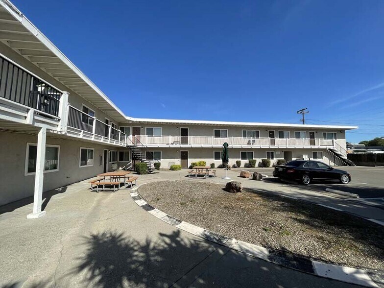 4460 Cotton Ct, Stockton, CA à vendre - Photo du bâtiment - Image 2 de 13