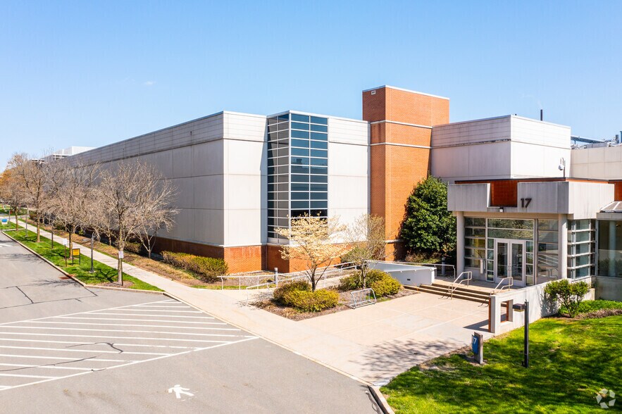 311 Pennington Rocky Hill Rd, Pennington, NJ à louer - Photo du bâtiment - Image 3 de 57