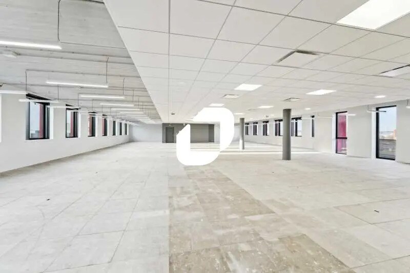 Retail in Saint-Denis for lease - Building Photo - Image 3 of 22