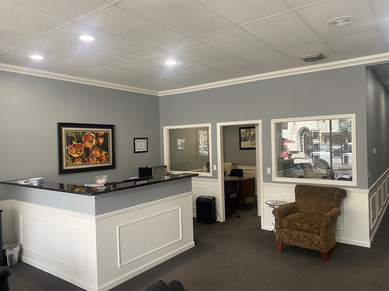 80-82 Kercheval Ave, Grosse Pointe Farms, MI for lease - Interior Photo - Image 3 of 9