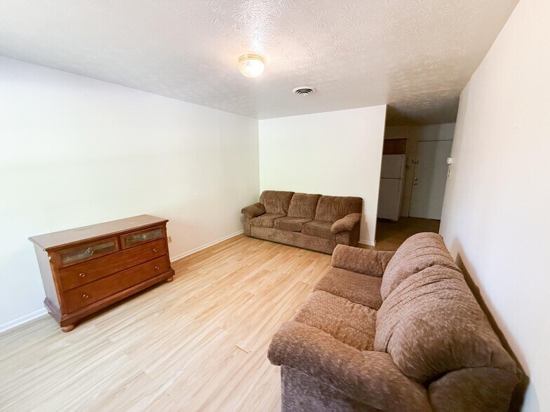 105 Loveless Ln, Somerset, KY à vendre - Photo du bâtiment - Image 2 de 11