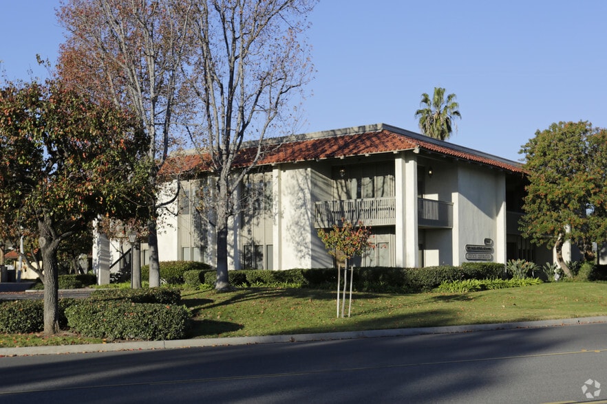 17802 Sky Park Cir, Irvine, CA à louer - Photo du bâtiment - Image 2 de 5