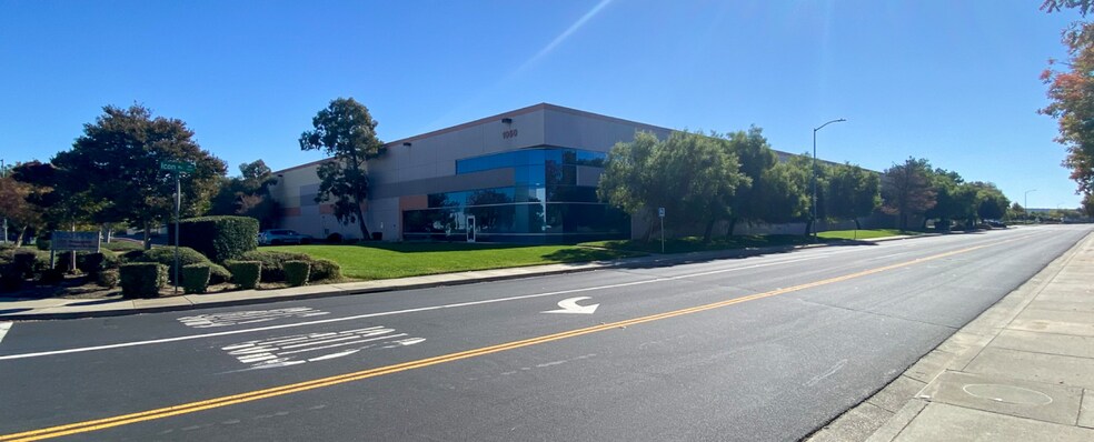 1050 Aviator Dr, Vacaville, CA à louer - Photo du bâtiment - Image 2 de 3