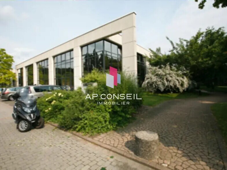Office in Guyancourt for lease - Building Photo - Image 2 of 9