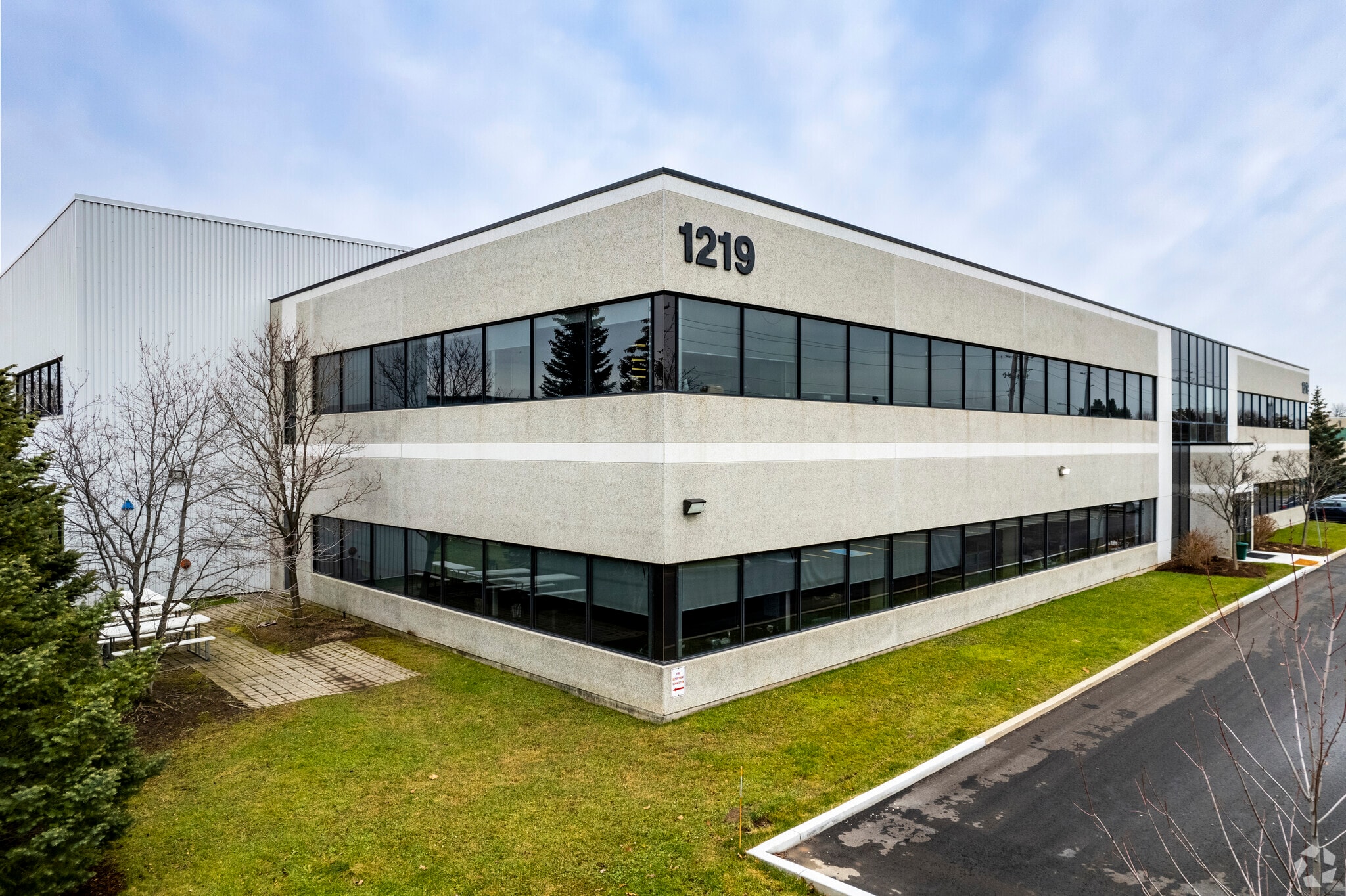 1219 Corporate Dr, Burlington, ON à louer Photo principale- Image 1 de 7