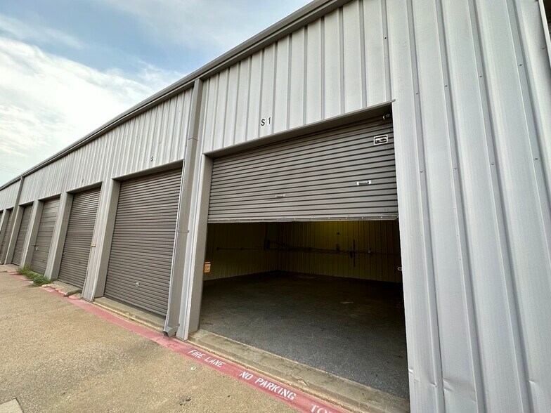 120 N Dooley St, Grapevine, TX à louer - Photo du bâtiment - Image 2 de 5
