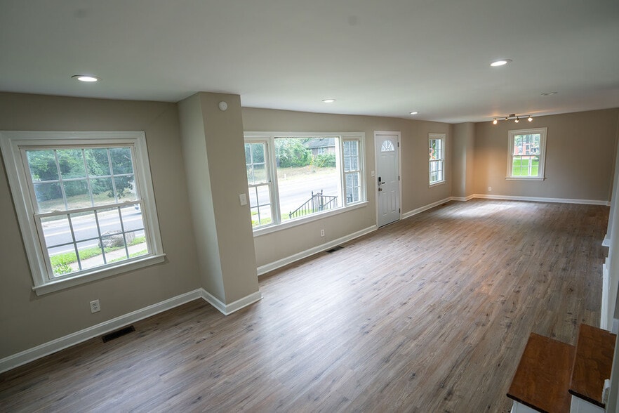 2107 Bolton Rd NW, Atlanta, GA for lease - Interior Photo - Image 2 of 8