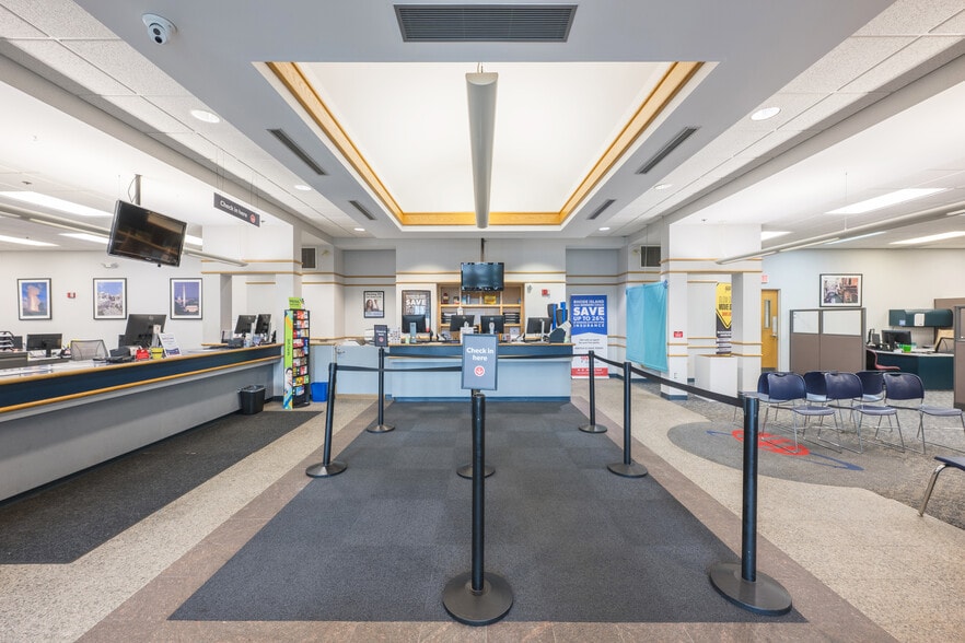 1035-1039 Reservoir Ave, Cranston RI portfolio of 2 properties for sale on LoopNet.ca - Building Photo - Image 2 of 23