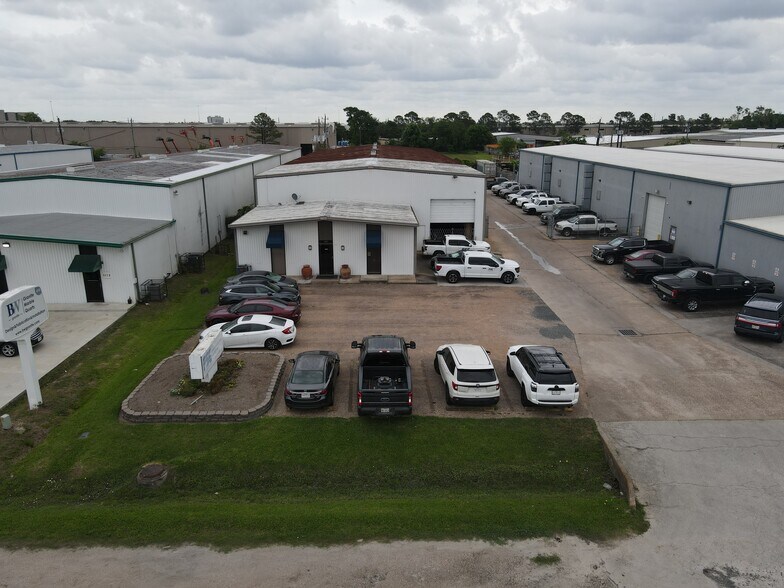 5094 Steadmont Dr, Houston, TX à vendre - Photo du bâtiment - Image 2 de 4