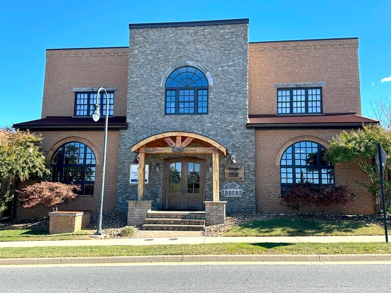 1703 Enterprise Dr, Lynchburg, VA à vendre - Photo principale - Image 2 de 2