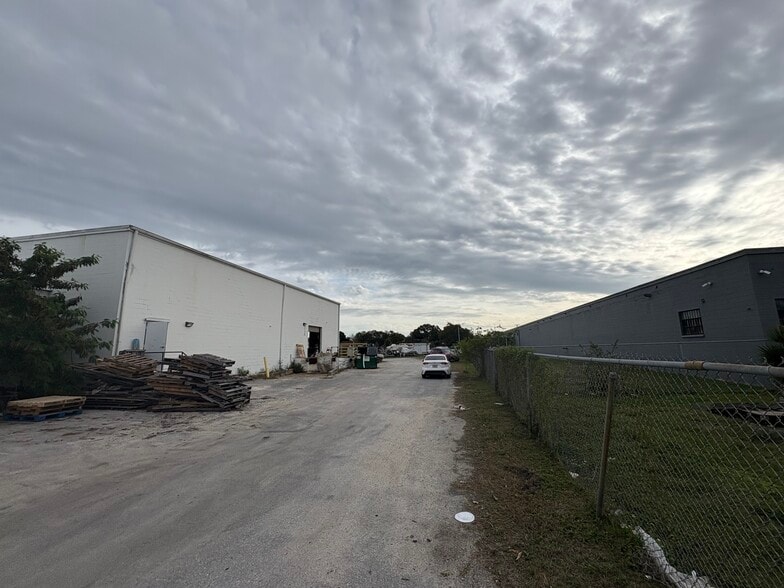 3250 44th Ave N, Saint Petersburg, FL for lease - Building Photo - Image 2 of 21