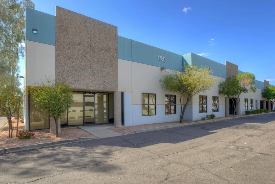 1750 S Los Feliz Dr, Tempe, AZ à louer - Photo du bâtiment - Image 1 de 10