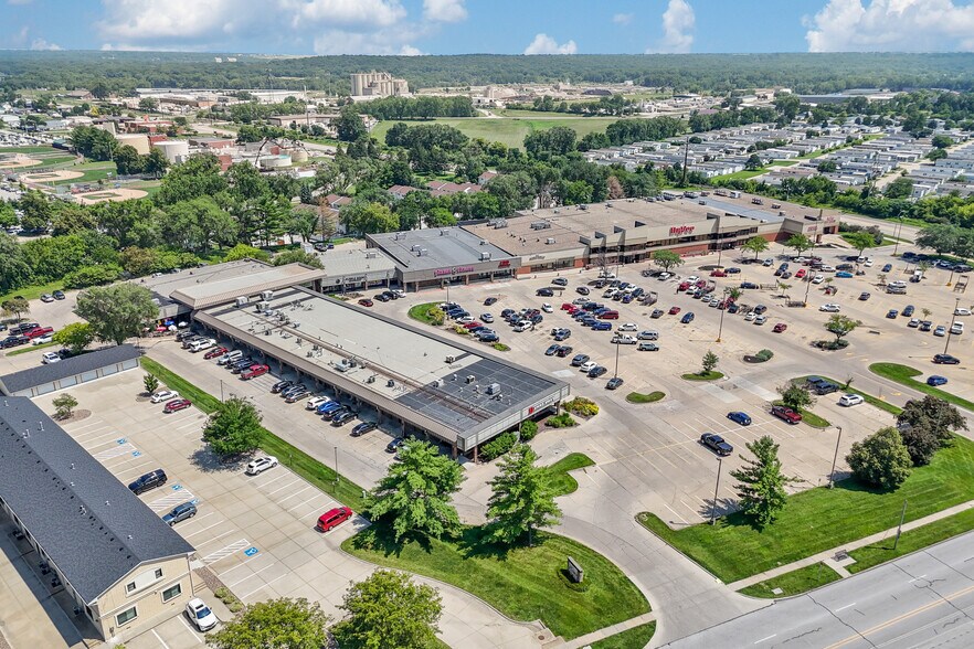 1960-1984 Grand Ave, West Des Moines, IA à louer - Photo du bâtiment - Image 2 de 4
