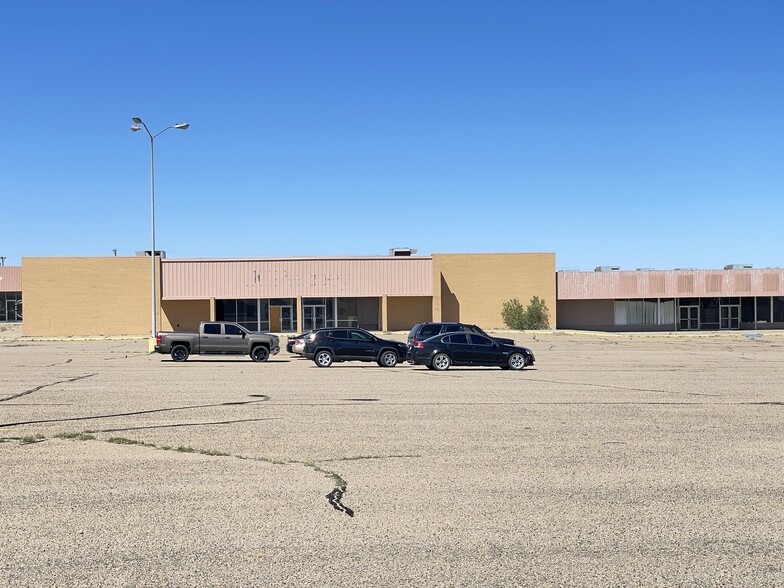 224 Borger Shopping Plz, Borger, TX for sale - Building Photo - Image 1 of 1