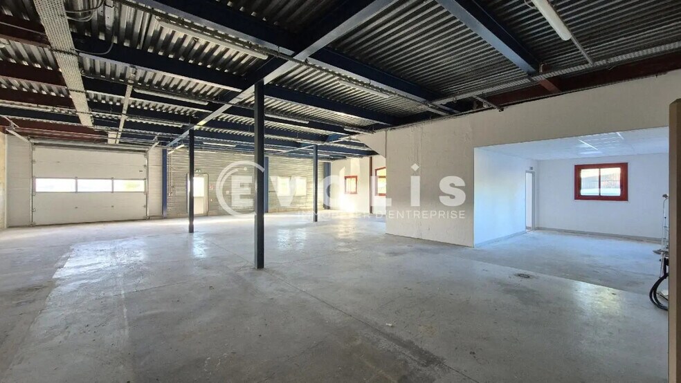 Flex in Chanteloup-en-Brie for lease - Interior Photo - Image 2 of 13