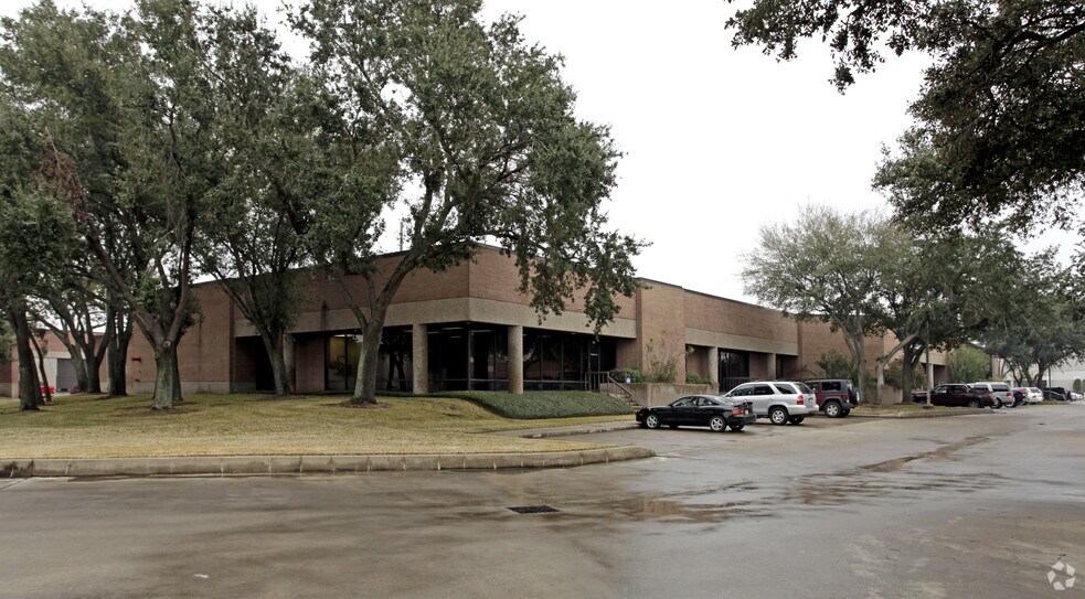 13003 Southwest Fwy, Stafford, TX à louer - Photo du bâtiment - Image 3 de 4