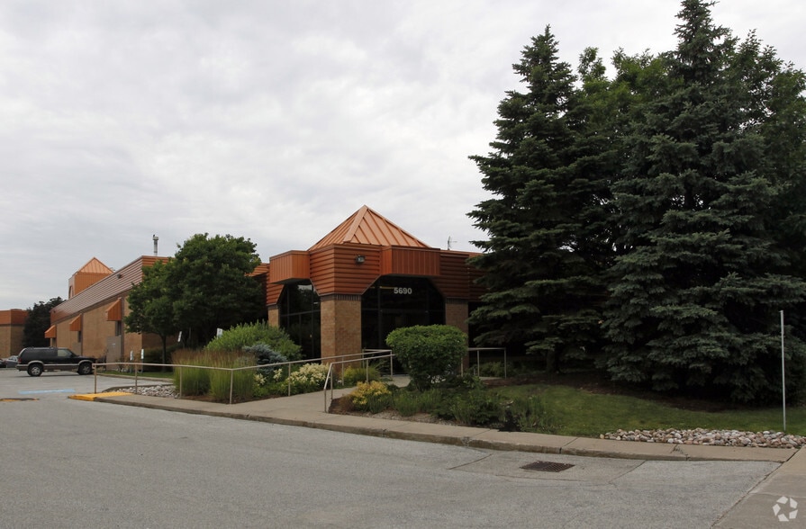 5690 Timberlea Blvd, Mississauga, ON for sale - Primary Photo - Image 1 of 1