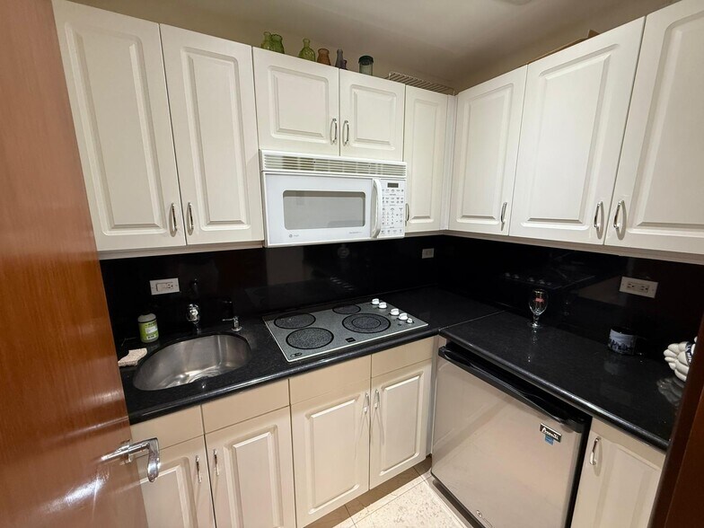 151 SE 15th Rd, Miami, FL à vendre - Photo du bâtiment - Image 2 de 23