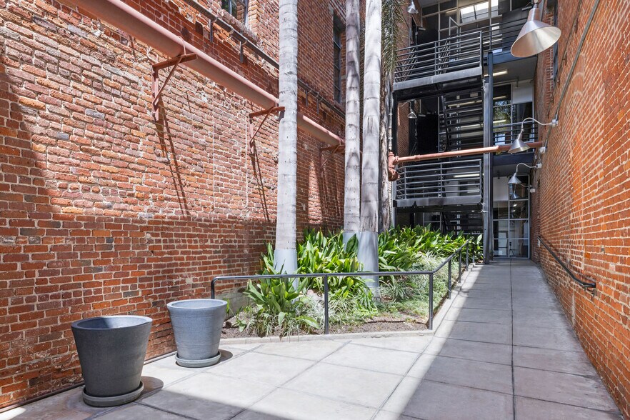 500-530 Molino St, Los Angeles, CA à vendre - Photo du bâtiment - Image 2 de 19