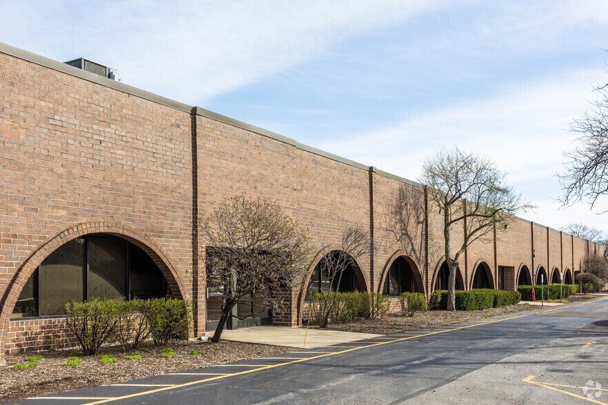 747-797 S Glenn Ave, Wheeling, IL à louer - Photo du bâtiment - Image 1 de 11