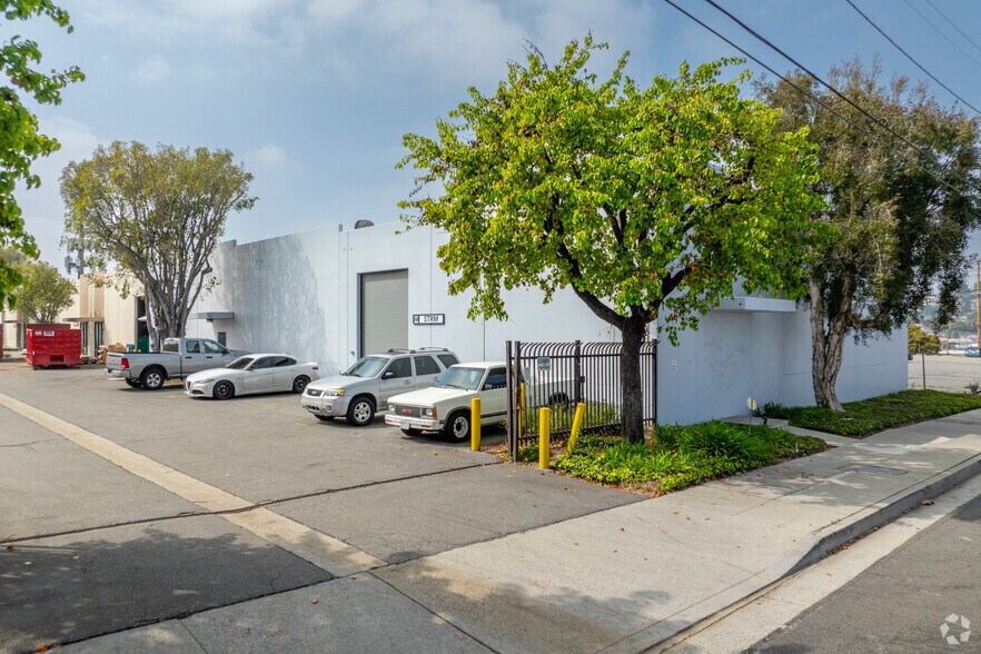 2460 Mariondale Ave, Los Angeles, CA for lease - Primary Photo - Image 1 of 5