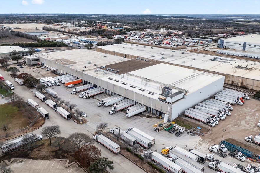 5225 Investment Dr, Dallas, TX for lease - Building Photo - Image 1 of 25