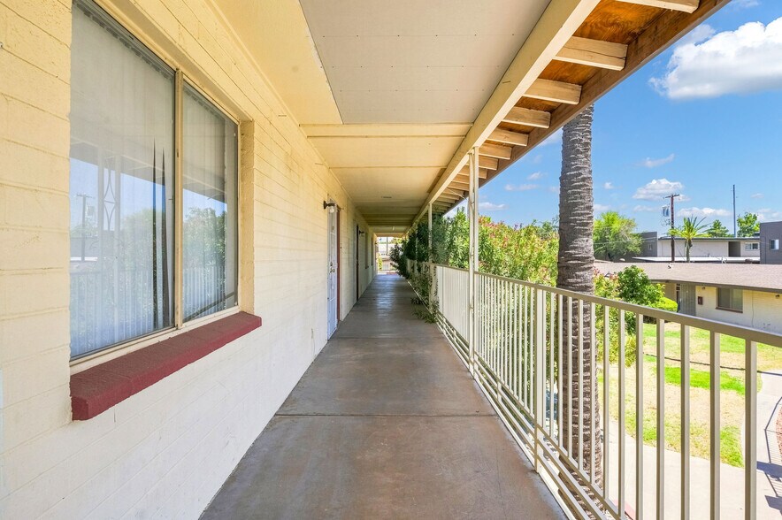 1123 E Sierra Vista Dr, Phoenix, AZ à vendre - Photo du bâtiment - Image 3 de 45