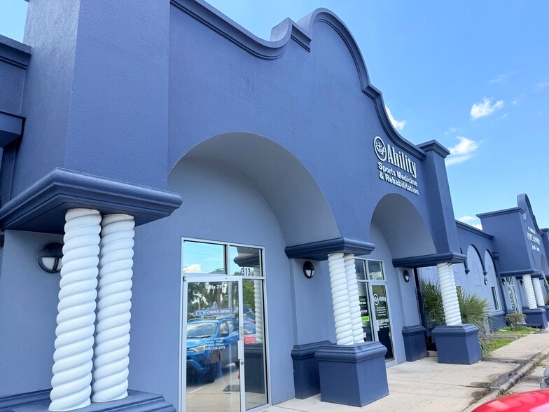 309-313 W Bass St, Kissimmee, FL for lease - Building Photo - Image 2 of 18