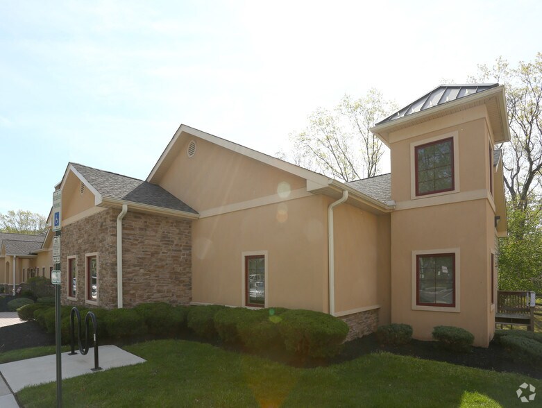 88 S Lakeview Dr, Gibbsboro, NJ à vendre - Photo du bâtiment - Image 2 de 8