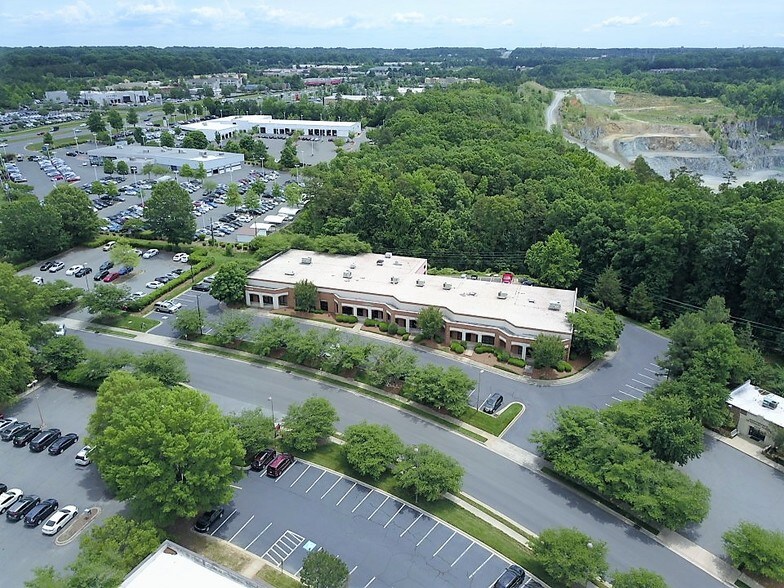 2400 Crownpoint Executive Dr, Charlotte, NC à louer - Aérien - Image 3 de 20