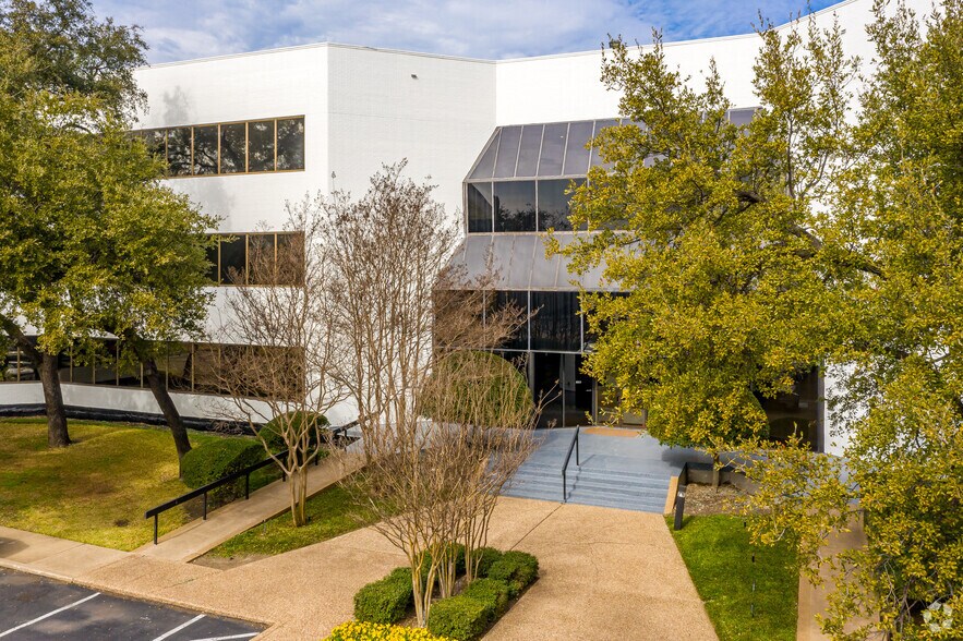 13747 Montfort Dr, Dallas, TX à louer - Photo du bâtiment - Image 1 de 24