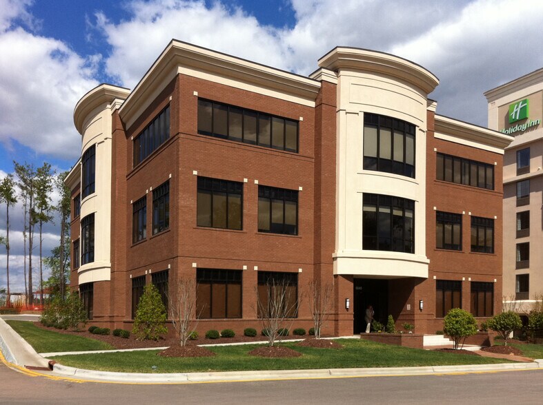 5640 Dillard Dr, Cary, NC à louer - Photo du bâtiment - Image 1 de 5