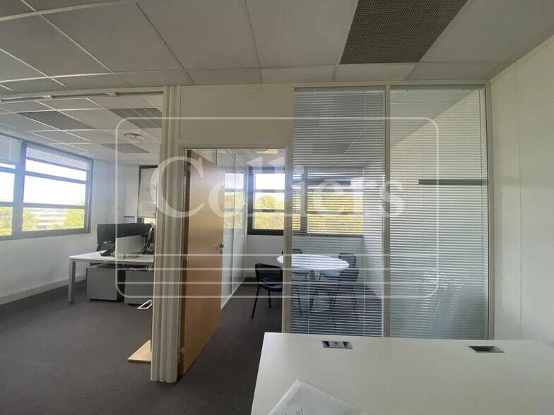 1330 Avenue Jean-René Guillibert Gautier De La Lauzière, Aix-en-Provence à louer - Photo intérieure - Image 2 de 29