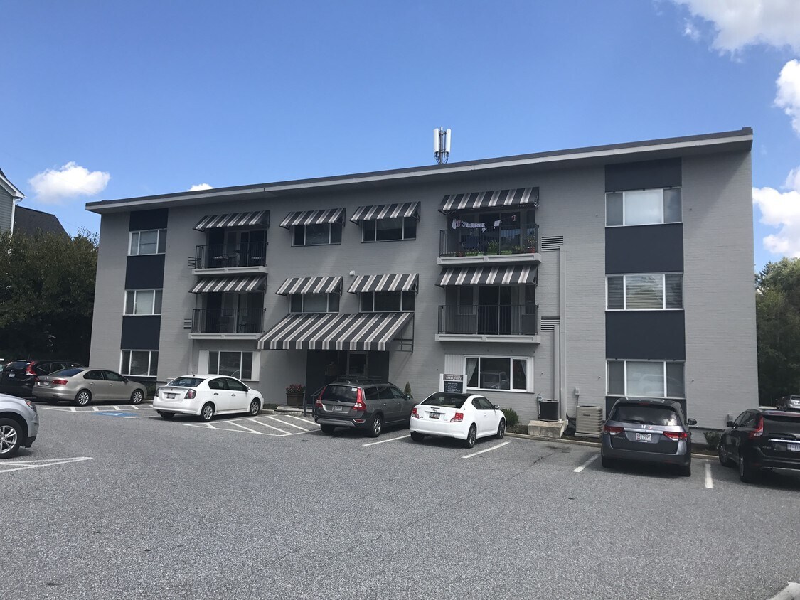 6301 N Charles St, Baltimore, MD à louer Photo du bâtiment- Image 1 de 11