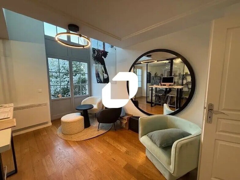 12 Place Du Grand Martroy, Pontoise for lease - Building Photo - Image 2 of 12