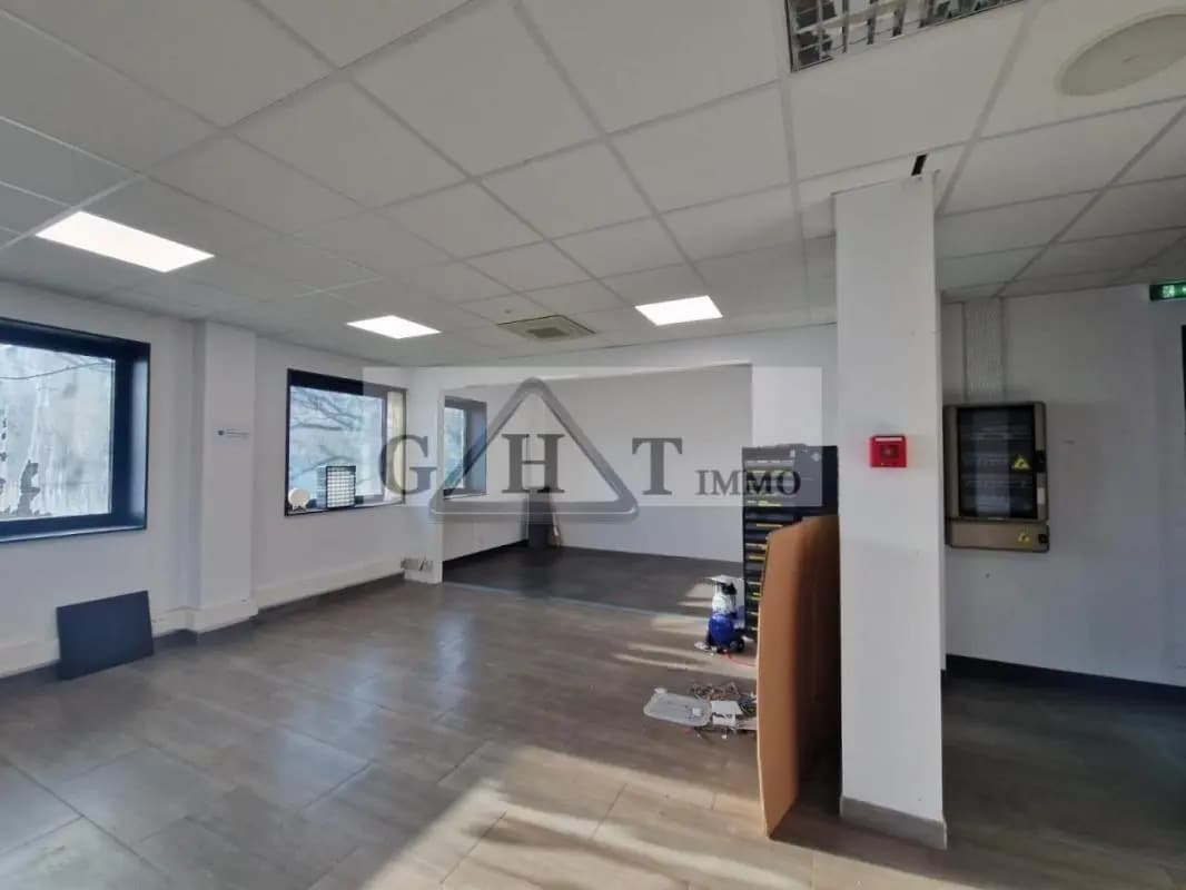 Retail in Ivry-sur-Seine for lease Interior Photo- Image 1 of 4