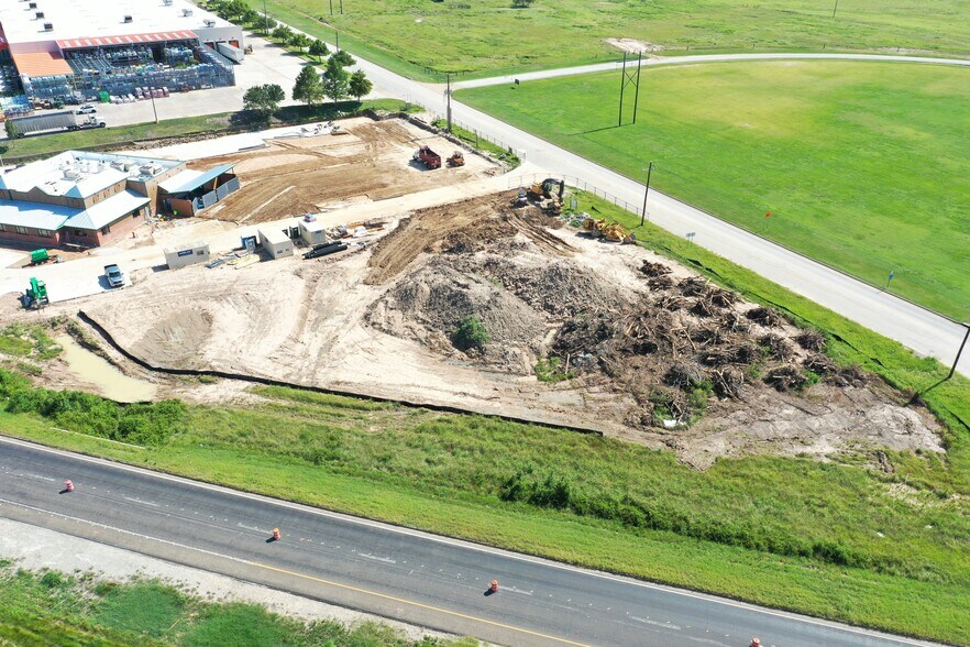 918 Veterans Memorial Pky, Huntsville, TX à louer - Photo du bâtiment - Image 3 de 6