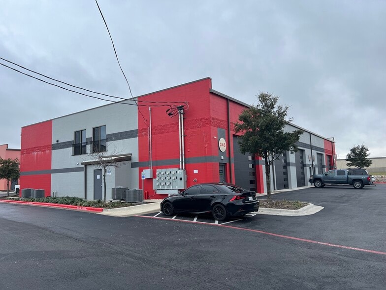 2100 Double Creek Dr, Round Rock, TX for sale - Building Photo - Image 3 of 9