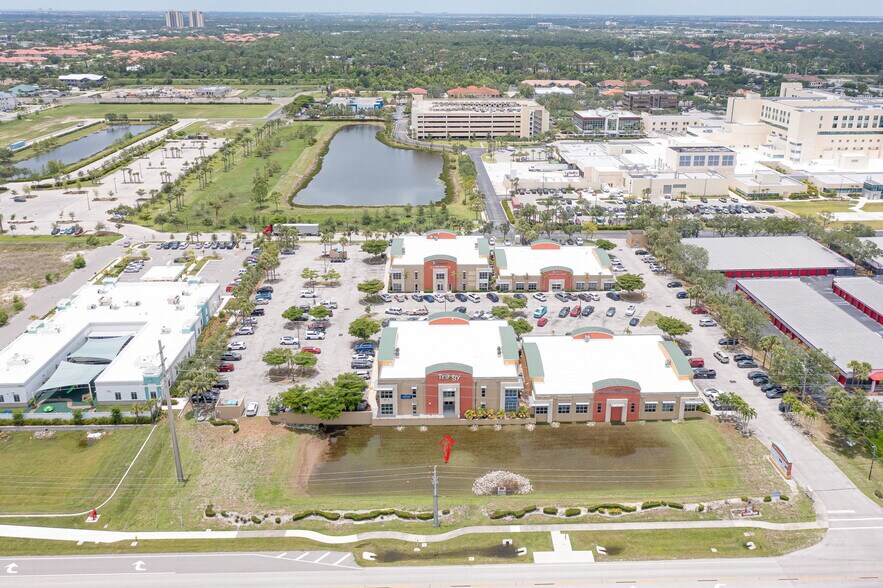 13774 Plantation Rd, Fort Myers, FL à louer - Photo du bâtiment - Image 3 de 36