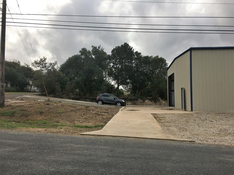 9322 Kneupper Ln, Converse, TX à louer - Photo du bâtiment - Image 2 de 6