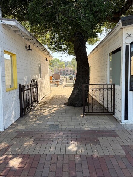 24251 Main St, Santa Clarita, CA à louer - Photo du bâtiment - Image 2 de 20