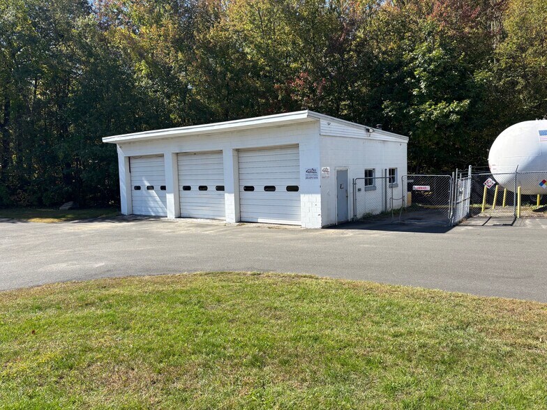 585 Wolcott Rd, Wolcott, CT à vendre - Photo du bâtiment - Image 2 de 4