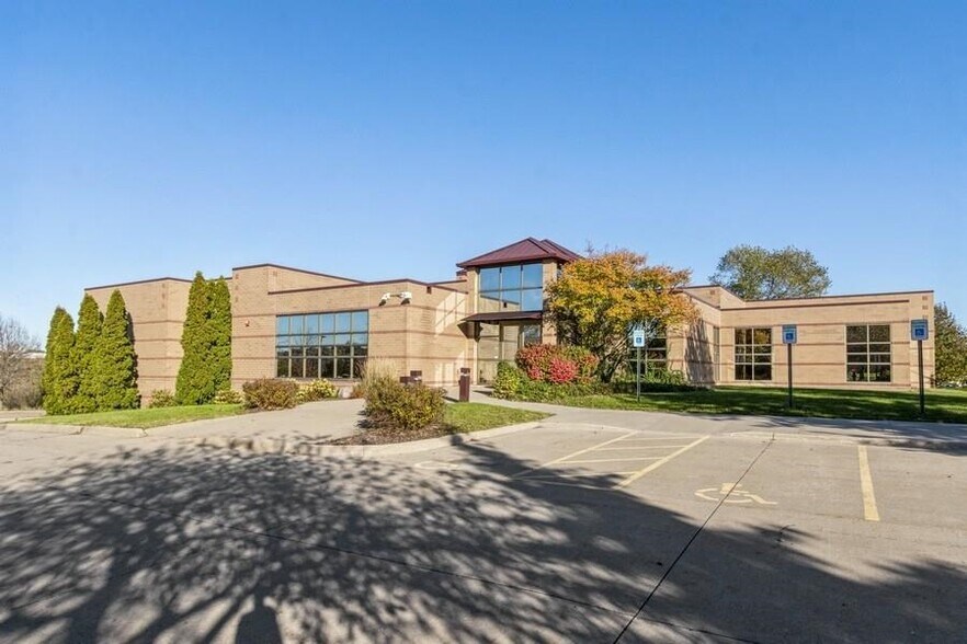 2834 Northgate Dr, Iowa City, IA for lease - Building Photo - Image 1 of 58