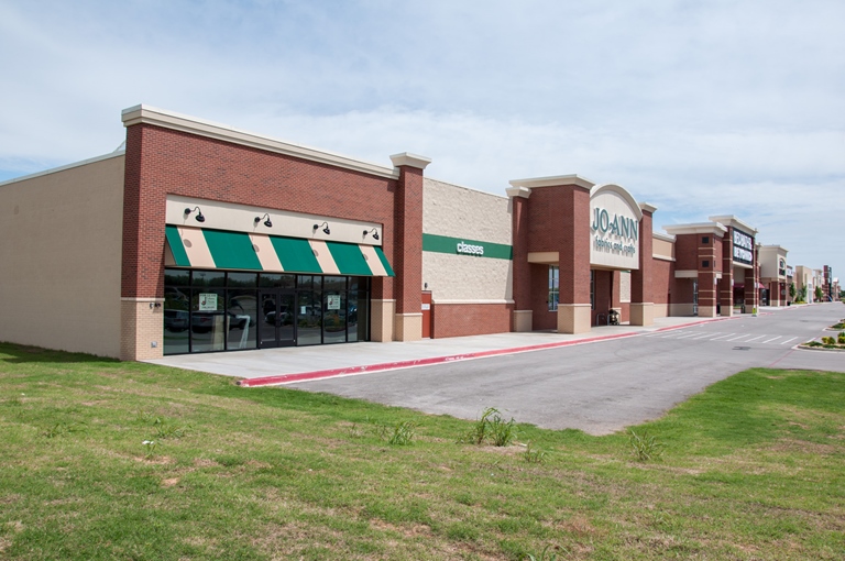 409-467 NW 2nd St, Lawton, OK for lease - Building Photo - Image 1 of 2