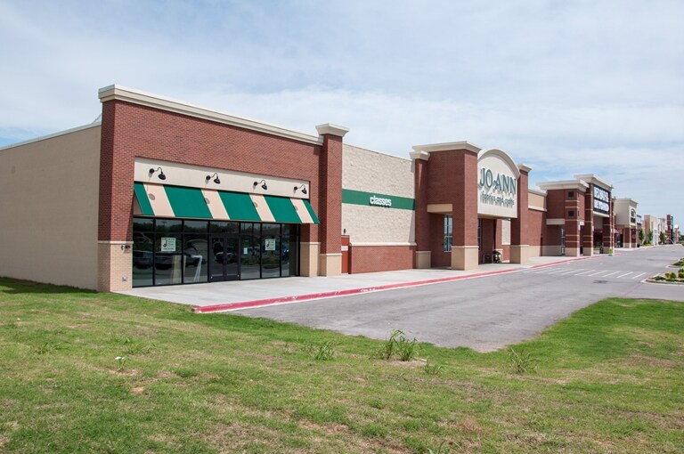 409-467 NW 2nd St, Lawton, OK à louer - Photo du bâtiment - Image 1 de 2