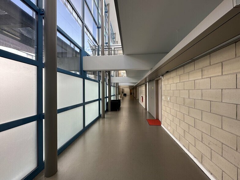 Office in Schiltigheim for lease - Interior Photo - Image 3 of 11