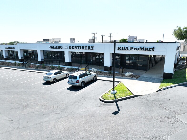 8131 IH-10 W, San Antonio, TX à louer - Photo du bâtiment - Image 3 de 12